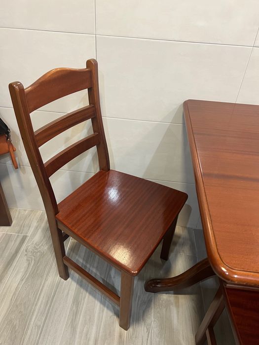 Conjunto Mesa de Jantar e 4 Cadeiras
