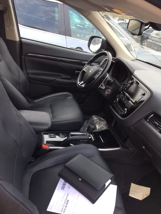 Mitsubishi Outlander PHEV Plus 4WD Plug-In Hybrid,