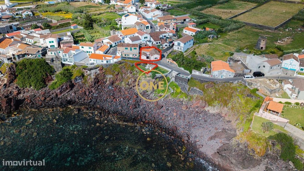 Moradia T2 nos Mosteiros — Vista Mar, Potencial Máximo e Localização I