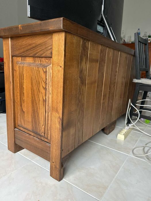 Móvel de TV em madeira de Castanho maciça.