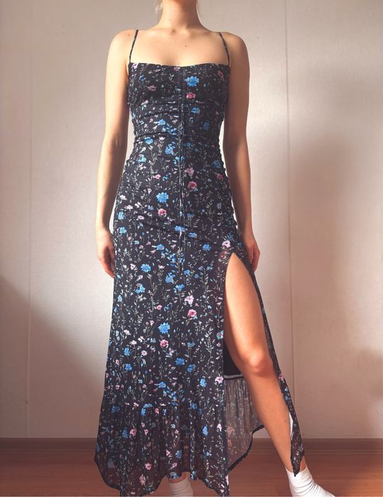 Długa sukienka na ramiączkach z rozcięciem czarna w kwiaty new Bershka