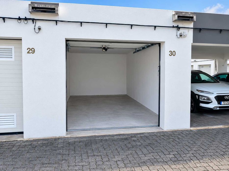 Garagem para Arrendamento — Ponta Delgada