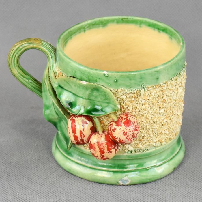 Caneca das Caldas com cerejas e um sapo dentro