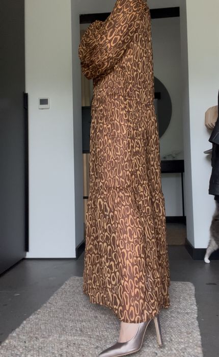 Długa/maxi zwiewna, brązowa sukienka we wzory; na lato; oversize