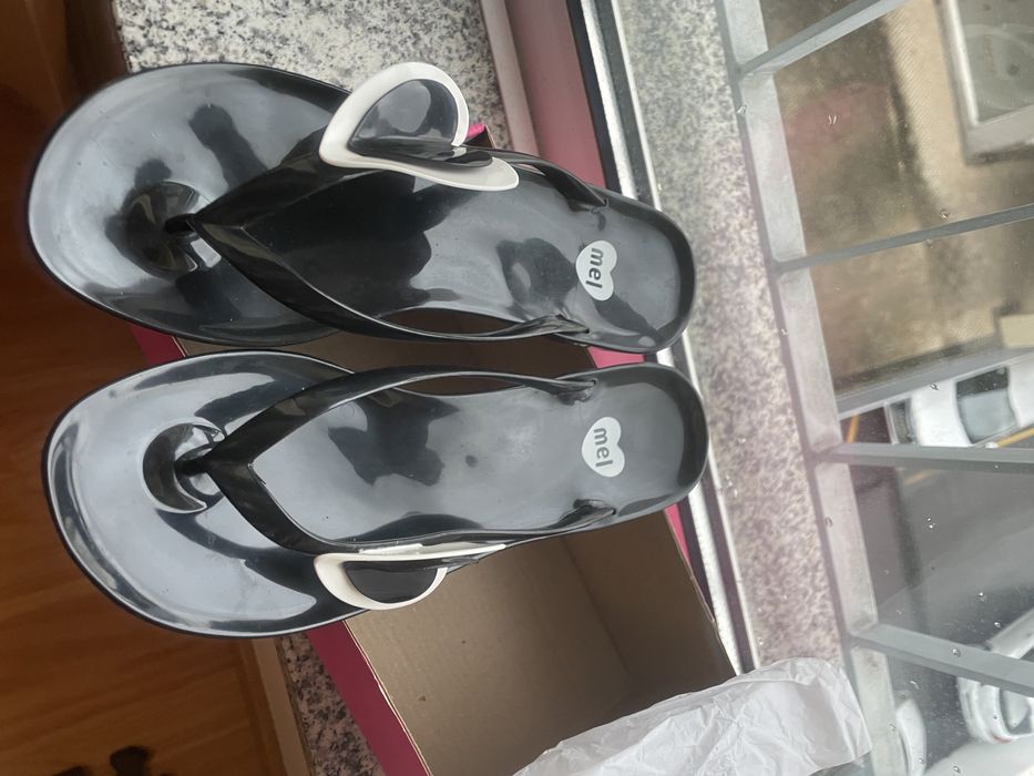 Chinelas Melissa Lilly Pilly preta e branca N37