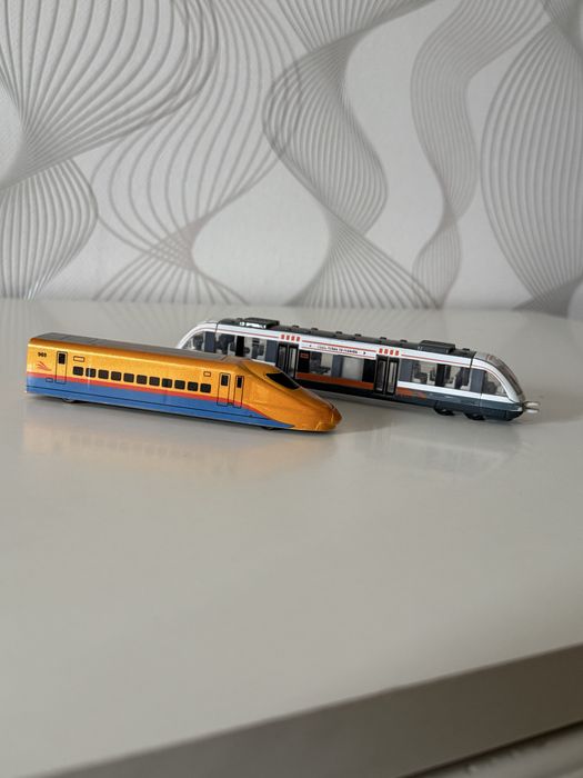 Металевий   поїзд