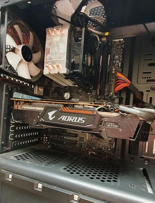 Excelente placa gráfica modelo GTX 1080TI de 11GB DDR5X como nova