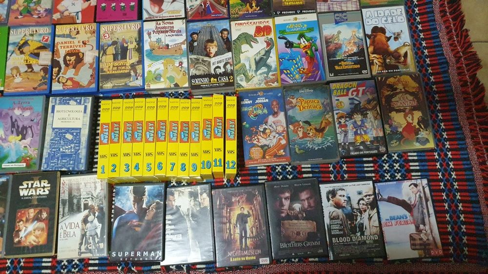 Lote de DVDs e VHS antigas