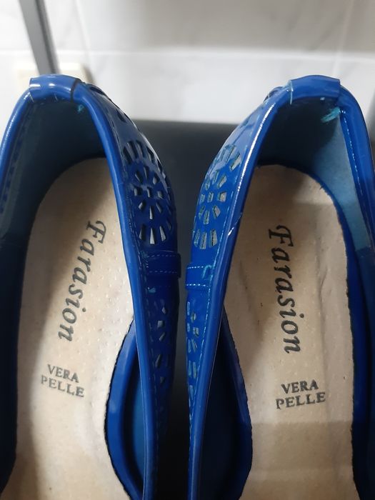 Vendo um par de sapatos