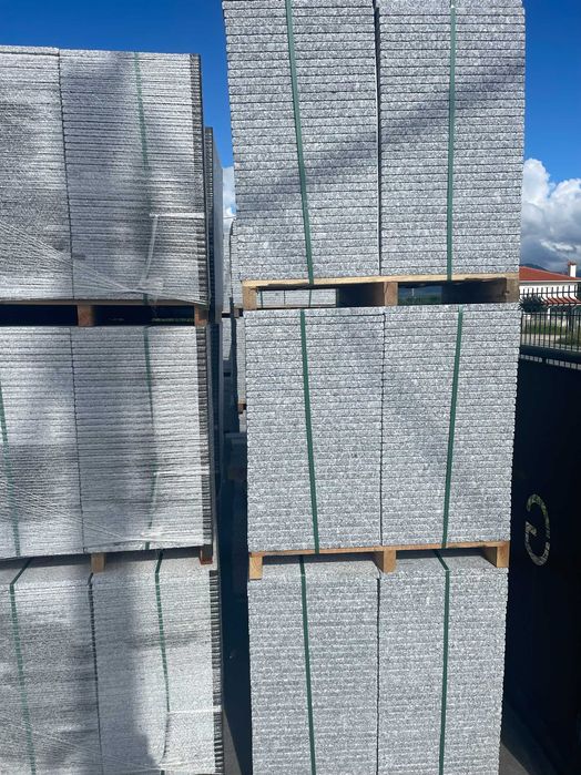 Mosaico em granito gris Minho picado