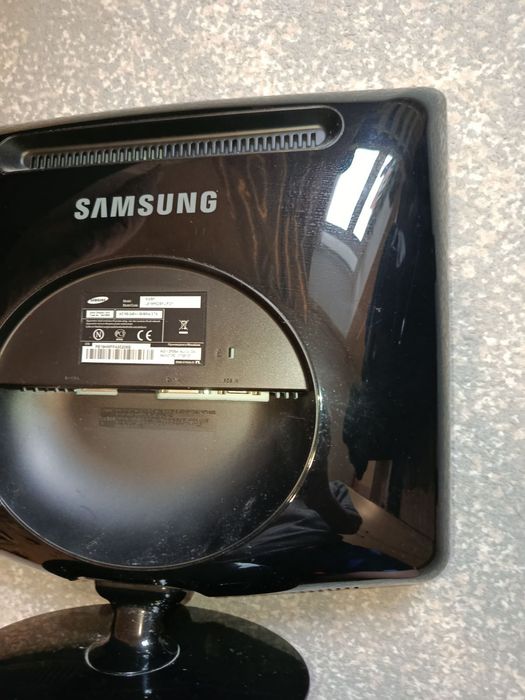 Монітор 19 дюймів.