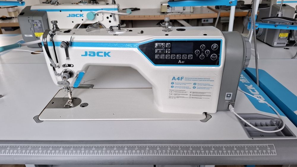 Швейна машина автомат Jack A4F, оверлок Jack C5F. Електронна петельна Juki LBH-1790 та закріпочна. Прямострочки Bruce з серводвигуном