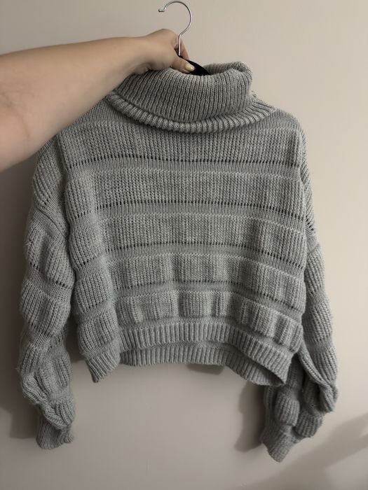 Krótki sweter z dziurkami