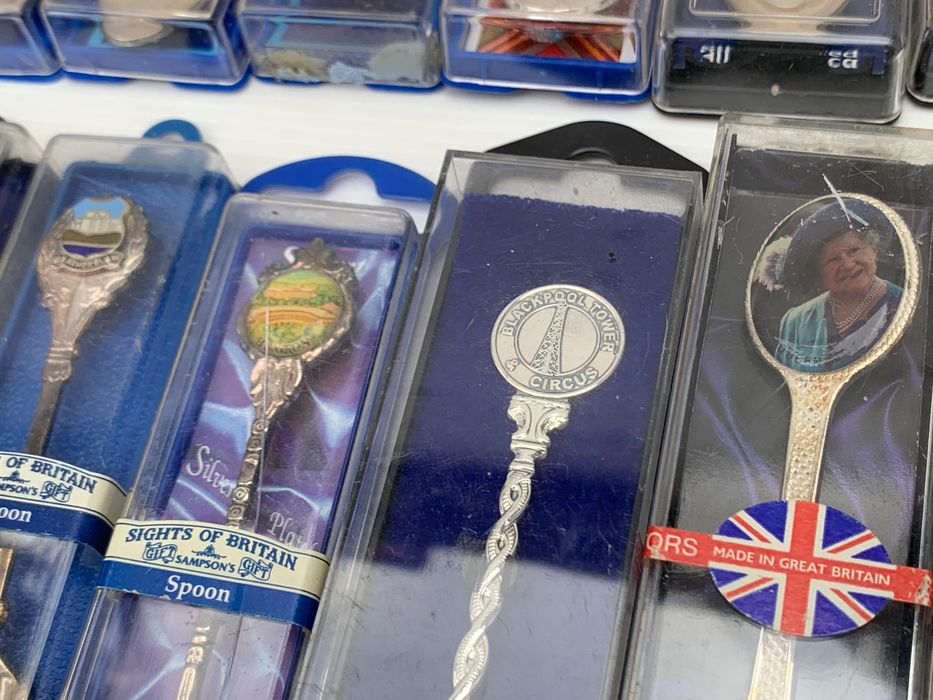 30 Colheres de coleção nas respectivas embalagens