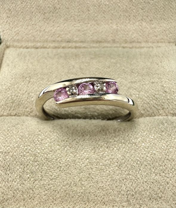Złoty pierścionek z różowymi szafirami 0,24ct i diamentami