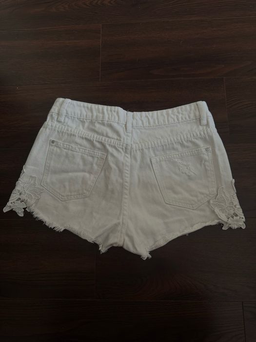 Білі шорти з круживами