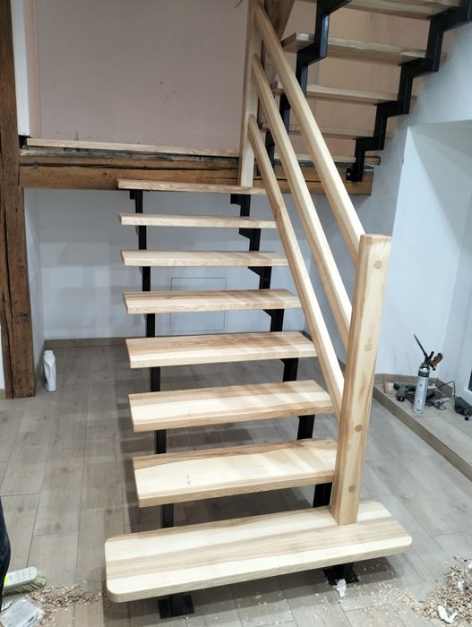 Stopnie drewniane schody