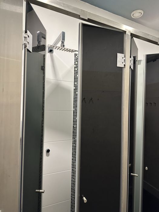 Par de portas em vidro preto ou branco com ferragens
