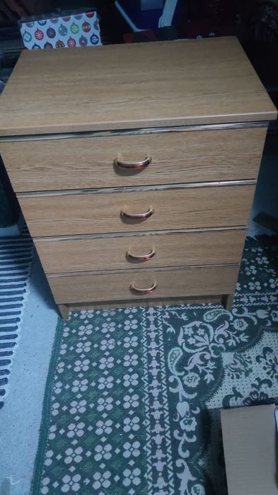 Cama de  solteiro  com mesinha  de cabeceira