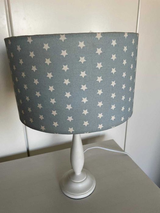 Candeeiro com Abajour Azul e Estrelas Brancas para Quarto de Criança