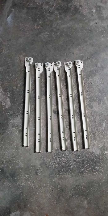 Calhas, molas , molas de portas, varetas e ganchos