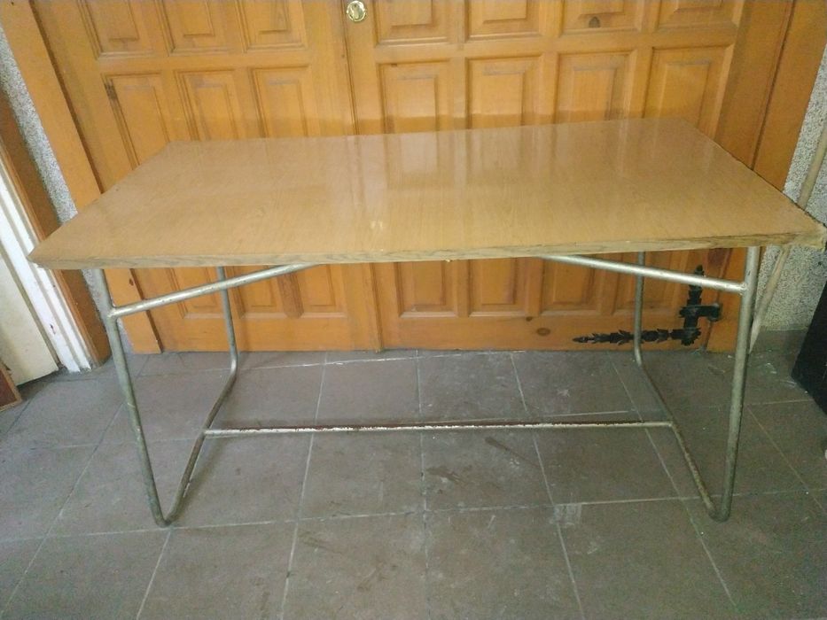 Stół z czasów PRL