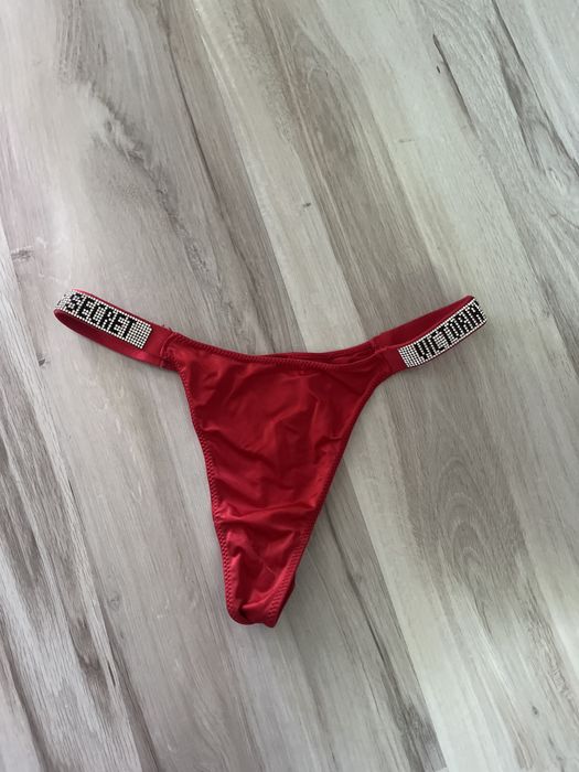 czerwone stringi victoria secret
