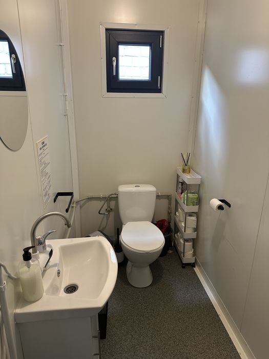 Biuro parterowe wolnostojące 48 metrów z parkingiem przy drodze