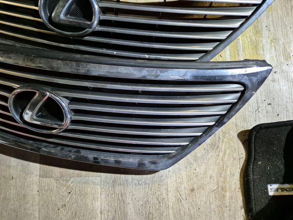 Grill uszkodzony Lexus LS460 06-10r.