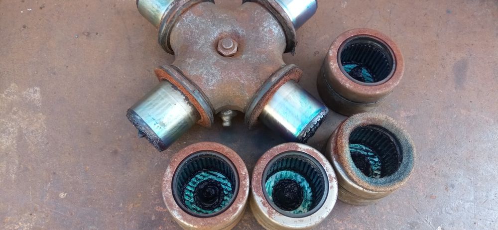 Хрестовина трактора Т-150. Хрестовини