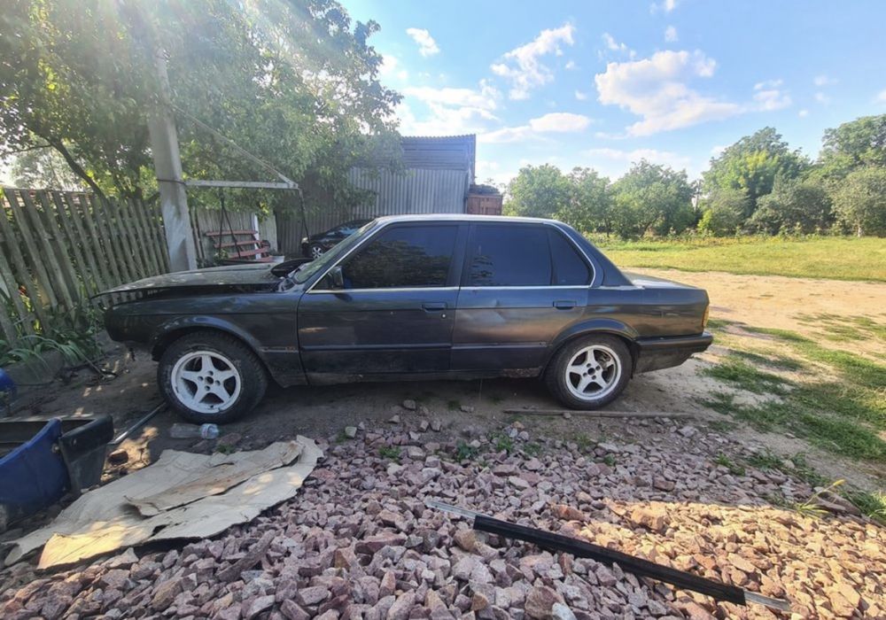 Продам BMW e30 на ходу, срочно
