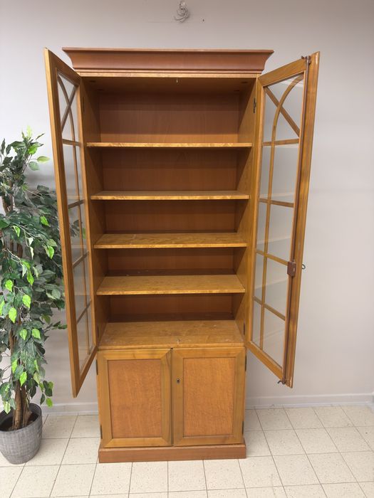 Ładna stylowa witryna biblioteka dowóz wysyłka