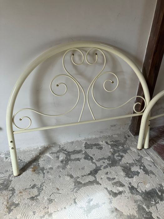 Cama vintage linda em ferro cor creme