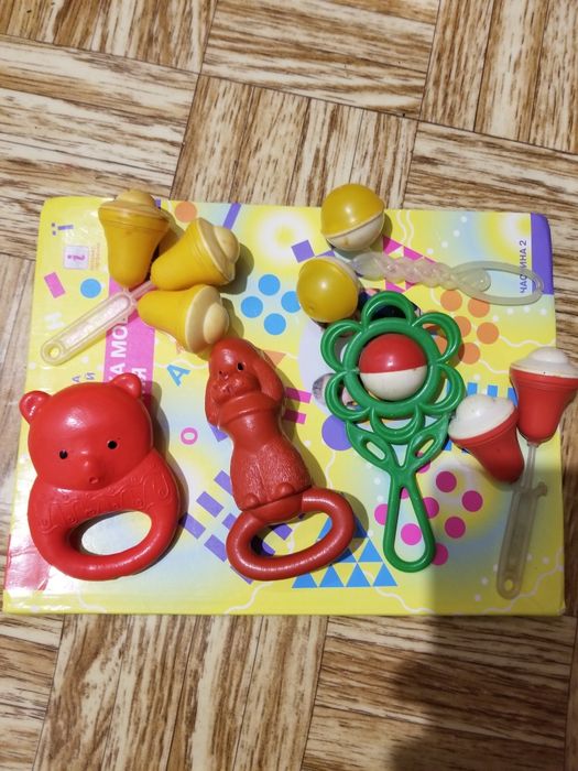 Дитячі іграшки брязкальця