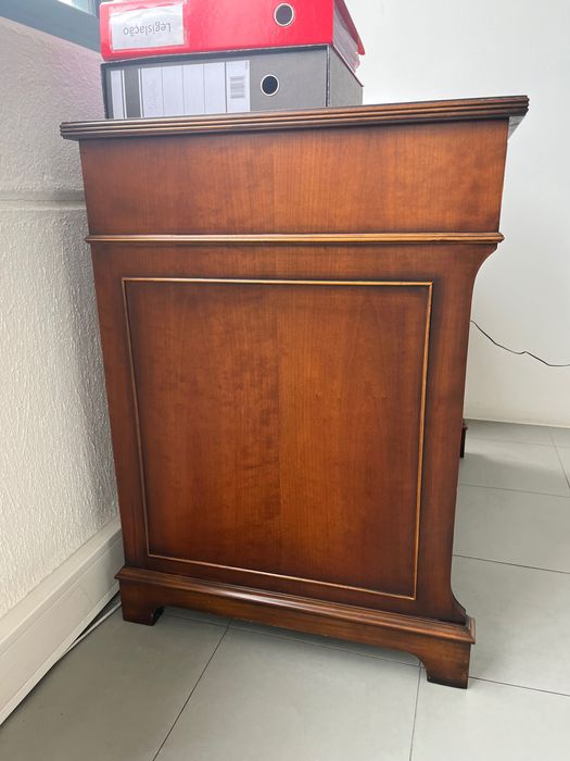 Móvel de apoio em madeira maciça