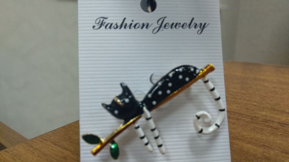 бижутерия брошка брошь кошка на дереве эмаль кот черный с белым