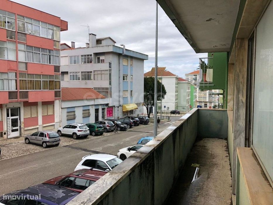 Loja com 210m² em cave com acesso direto à rua