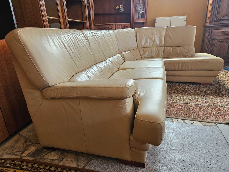 Sofá cama, de canto em pele - Com algum desgaste