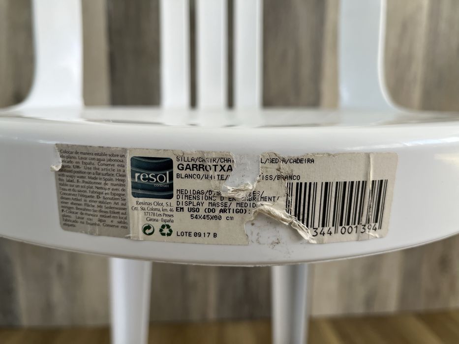 Cadeiras de resina com forras e almofada