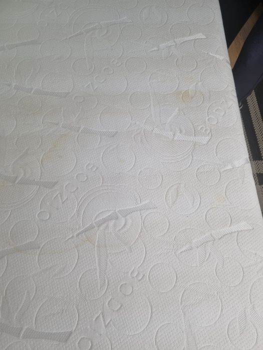 Łóżko drewniane z materacem