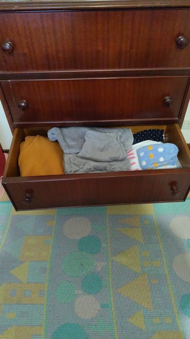 Cômoda com 4 gavetas em excelente estado. Retirada em Gaia.