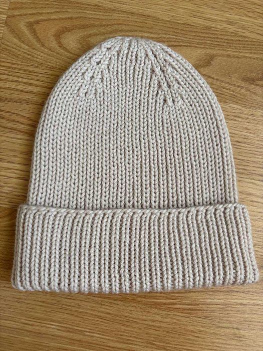Зимова в’язана шапка ручної роботи з 100% мериносової шерсті.