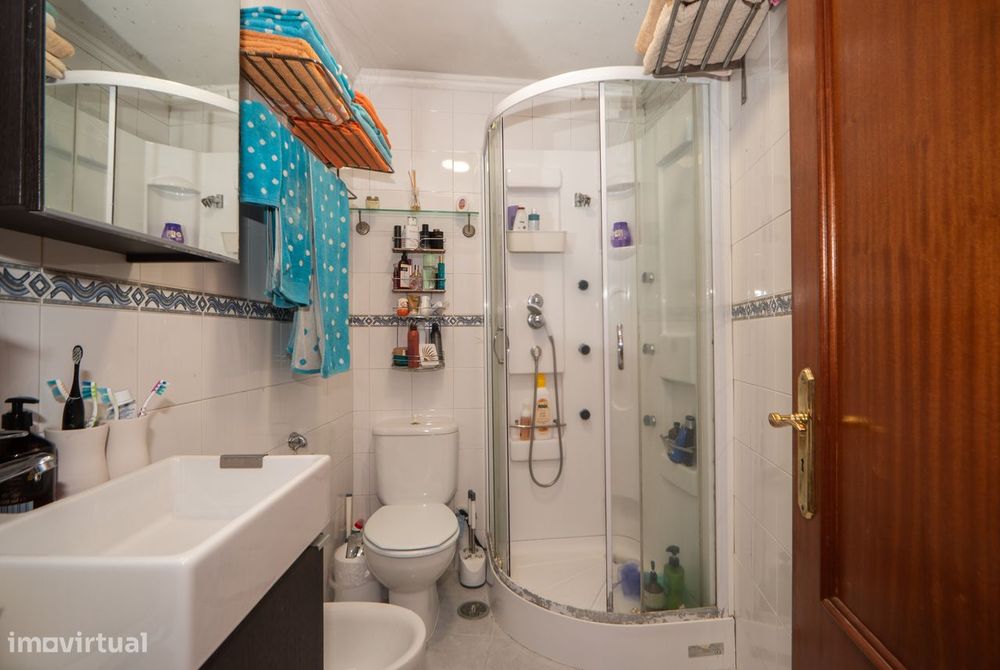Apartamento T2+1 com cave e espaços adicionais na Tv. Nazaré, Lisboa