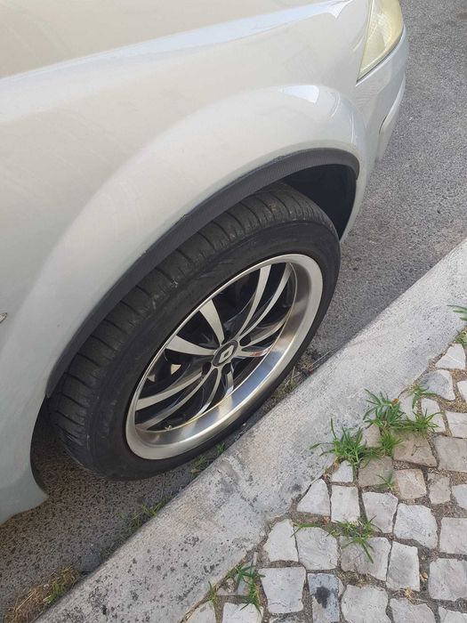 Renault megane 2004, com131.000kms,sensores des estacionamento na traseira, ecran tactil, inspecao feita.