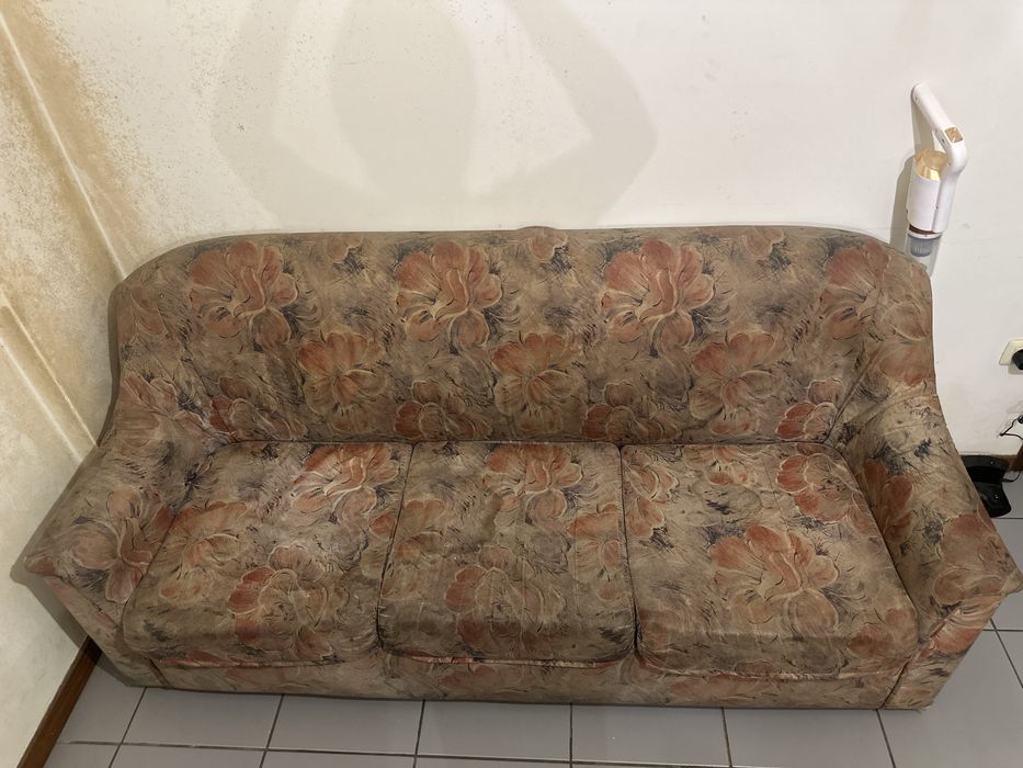 Sofá castanho com 3 lugares
