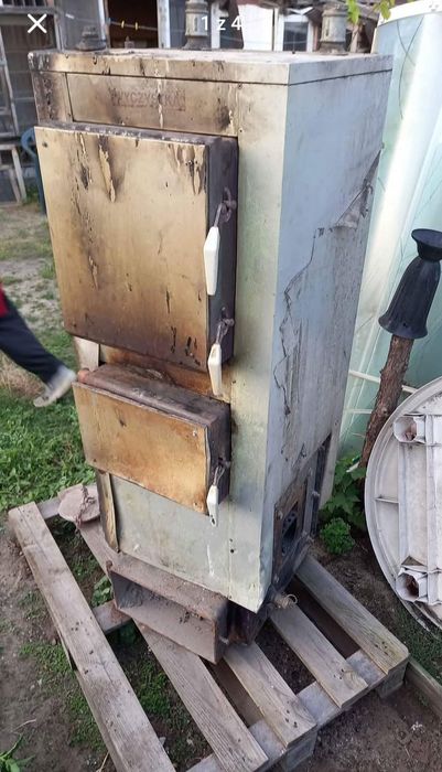 Piecyk z podajnikiem