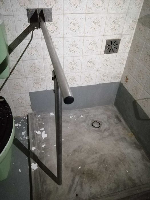 Barra de apoio rebatível para WC