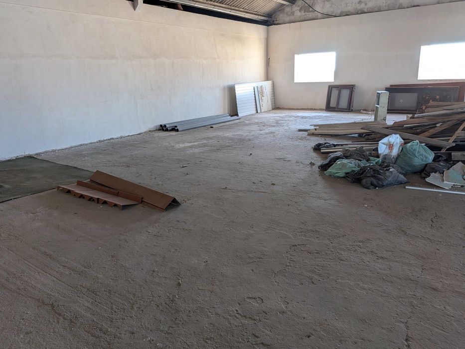 Espaço comercial amplo no 1º andar de predio misto com 320m2 - Esgueira (Junto stands auto luxo)