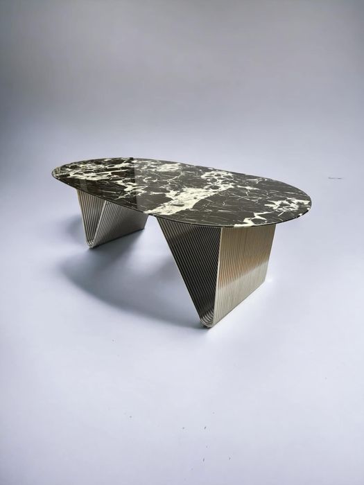 Elegancki stol z czarnym marmurowym blatem