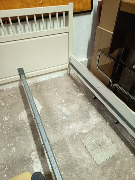 Cama de casal branca da Ekea